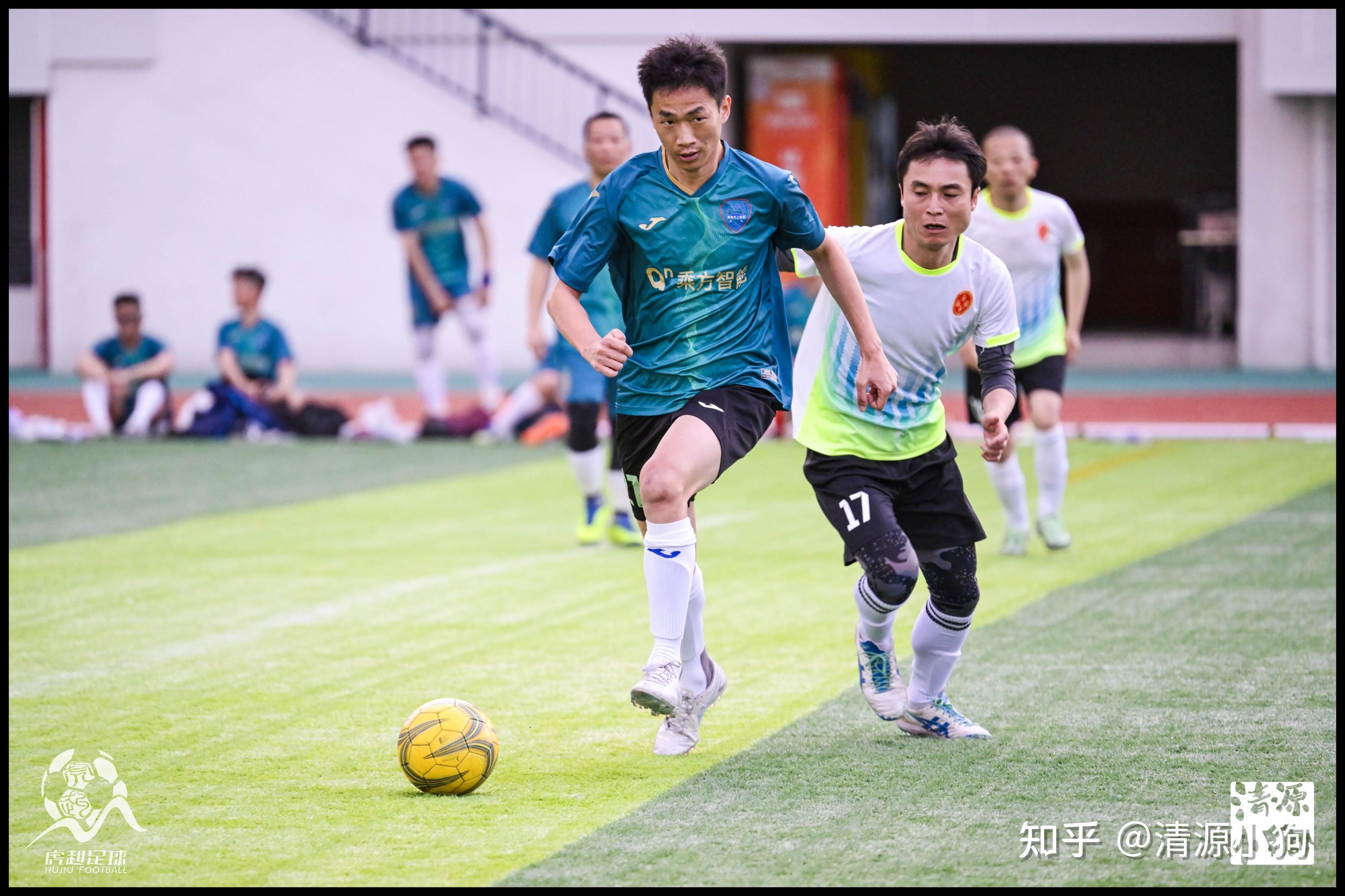 包含竞争激烈足球联赛：实力球队各显神通连番上演的词条